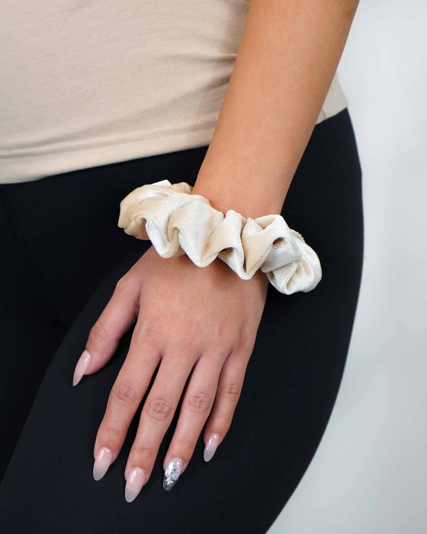 Velvet Cream Zipper Pocket Scrunchie