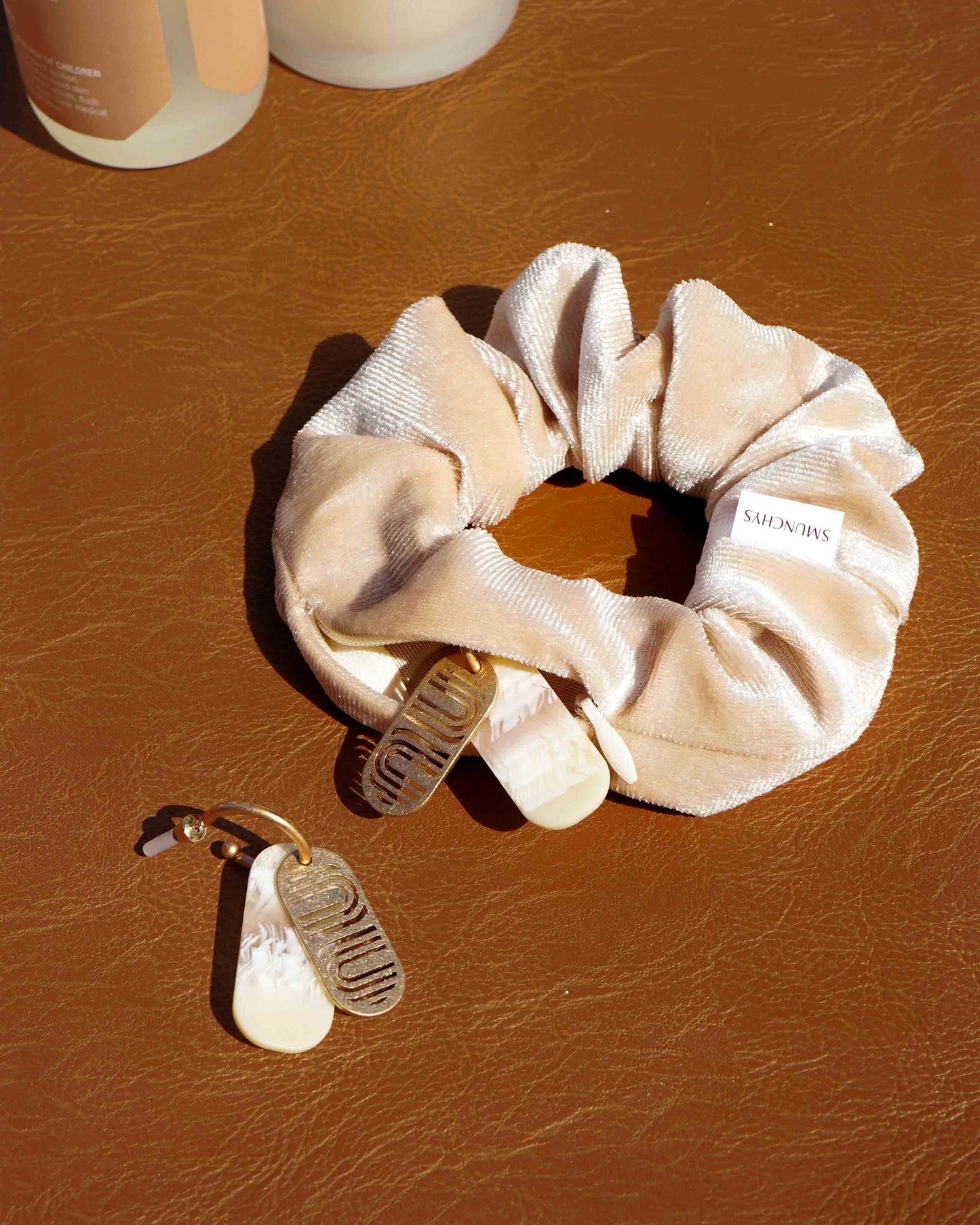 Velvet Cream Zipper Pocket Scrunchie