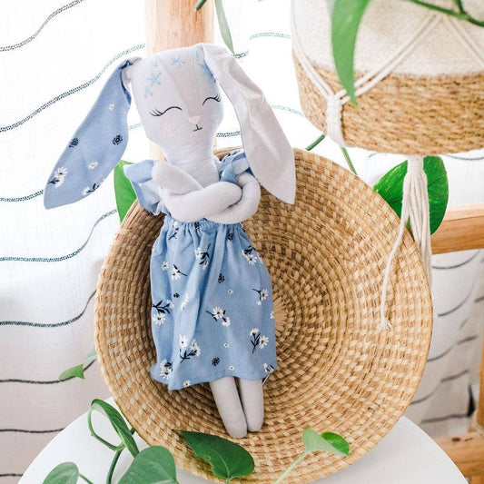 Briar the Bunny: Blue daisies