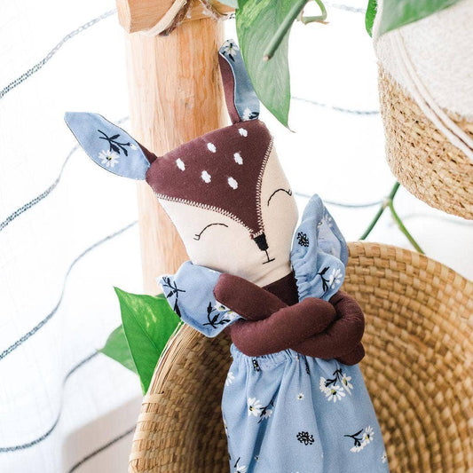 Delilah the Deer: Blue daisies