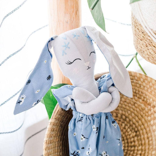 Briar the Bunny: Blue daisies